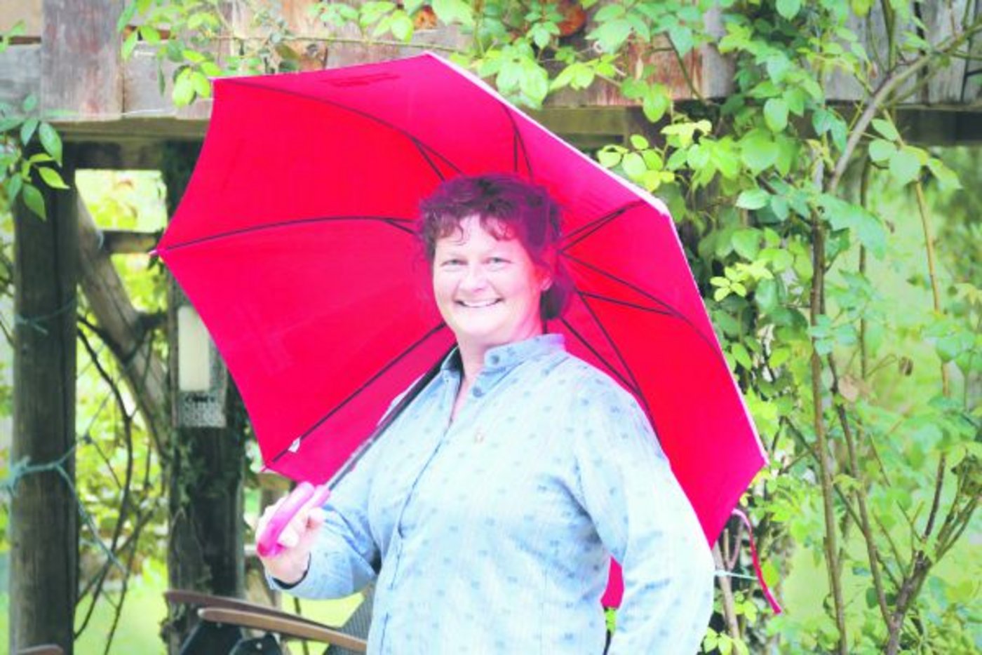 Ihr Kraftort ist der Blumen- und Gemüsegarten: «Wir haben so lange auf den Regen gewartet, dass ich jetzt unter dem Regenschirm fotografiert werden möchte», lacht Claudia Brodbeck.