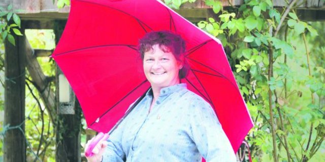 Ihr Kraftort ist der Blumen- und Gemüsegarten: «Wir haben so lange auf den Regen gewartet, dass ich jetzt unter dem Regenschirm fotografiert werden möchte», lacht Claudia Brodbeck.