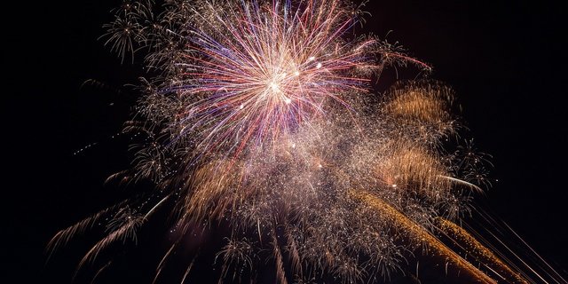 Knallen, bunte Lichter und viel Rauch – das gehört für viele zum 1. August dazu. (Bild Pixabay)