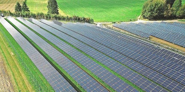 Photovoltaik auf der grünen Wiese: Landbesitzer versprechen sich davon grosse Gewinne.