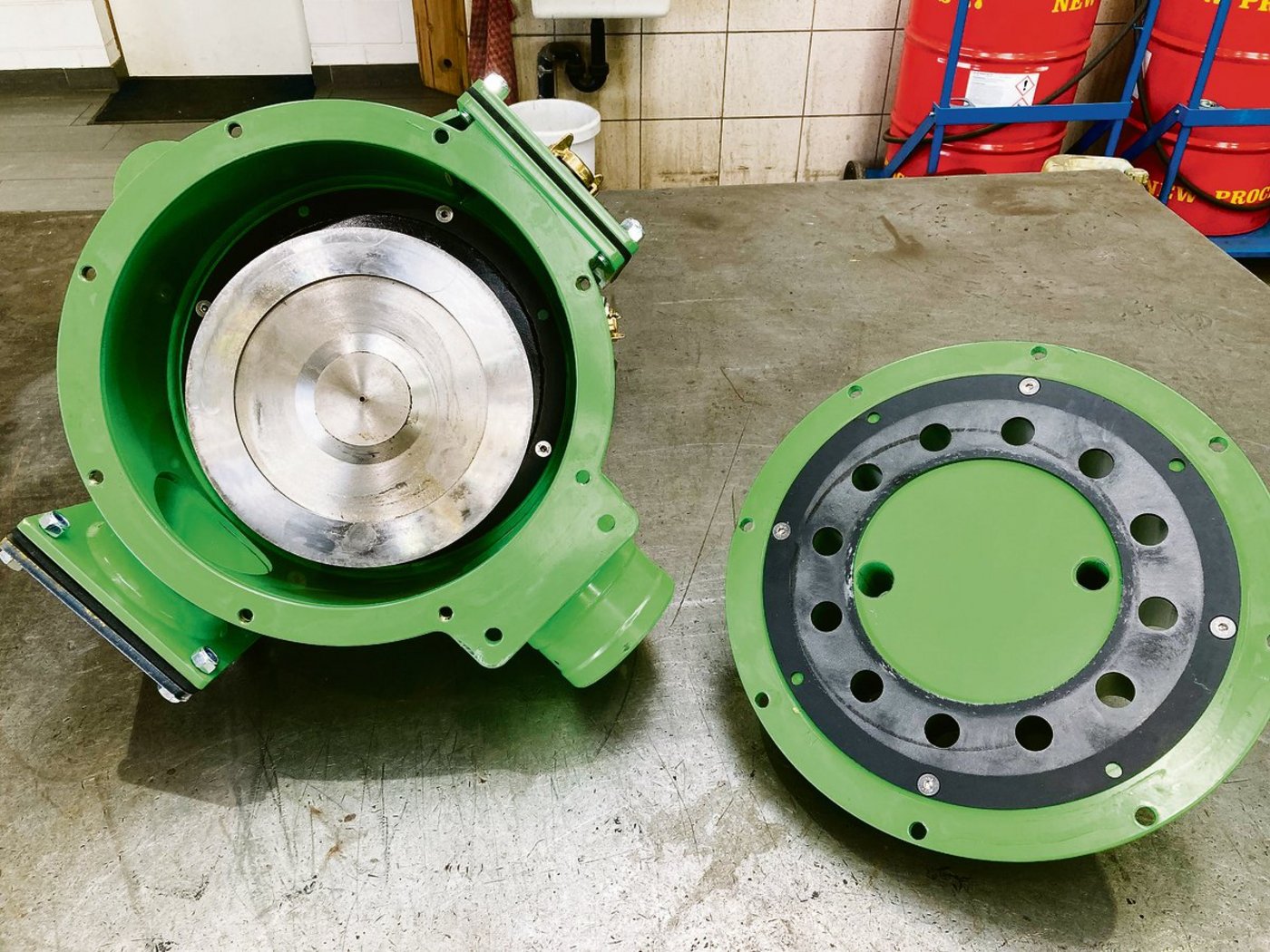 Verteilkopf innen: Der Schneidring (l.) dreht sich exzentrisch. Dies führt zum Schneiden der Feststoffe. (Bild Odermatt Umwelttechnik AG)