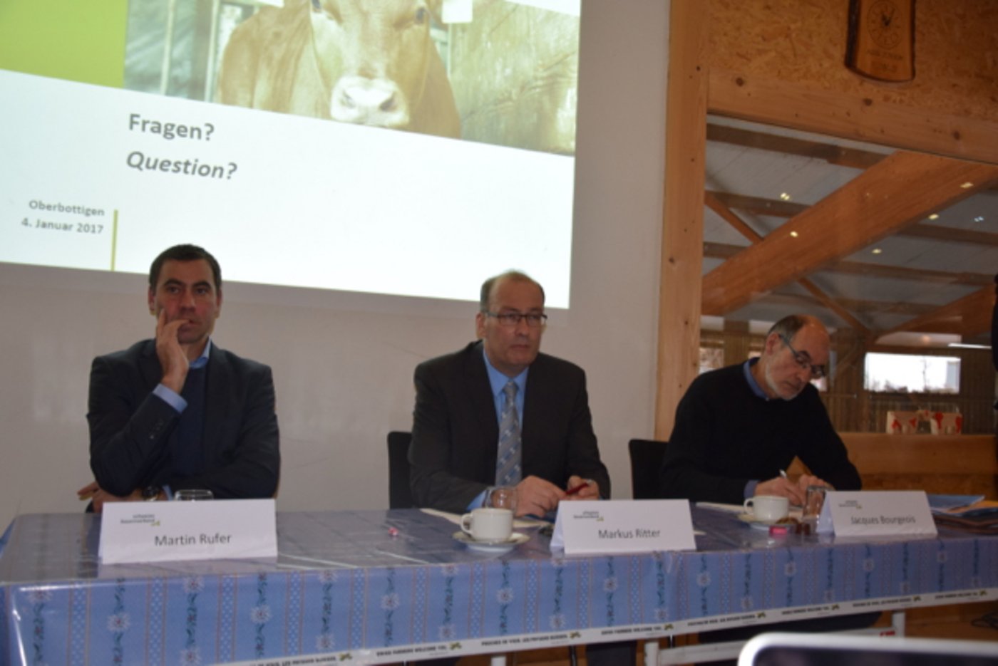 «Differenzierung als Erfolgschance»: Die SBV-Spitze an der heutigen Jahresmedienkonferenz auf dem Hof der Familie Herren-Schurtenberger im bernischen Oberbottingen. (Bild jw)