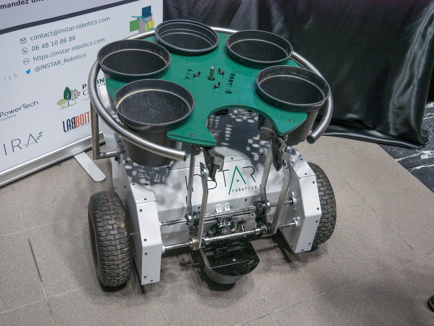 Dieser Roboter verschiebt Pflanzentöpfe. (David Eppenberger)