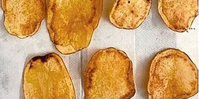 Kartoffelchips mit ausgeprägten Verbräunungen wegen Arsenophonus-Bakterien.