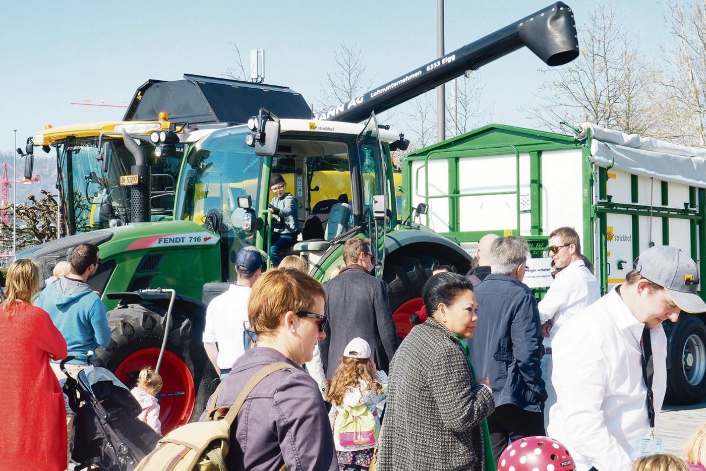 Ob im Massstab 1:1 (Bild links) oder als Spielzeug: Traktoren faszinieren auch auf dem Sechseläutenplatz.
