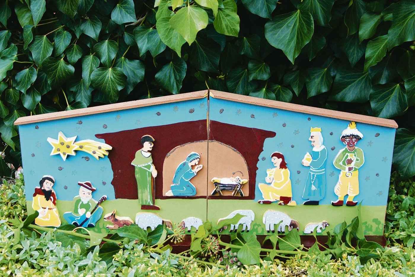 Laubsägearbeit eines Freundes meines Mannes: Die Figuren sind so einfach, so glückselig und anmutig, dass ich mich am liebsten zur fröhlichen Runde gesellen möchte. (Bild BB)