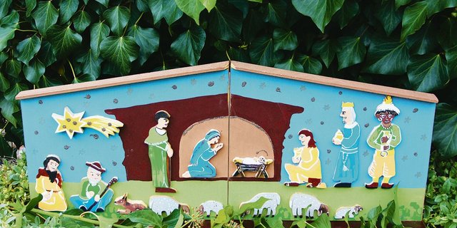 Laubsägearbeit eines Freundes meines Mannes: Die Figuren sind so einfach, so glückselig und anmutig, dass ich mich am liebsten zur fröhlichen Runde gesellen möchte. (Bild BB)