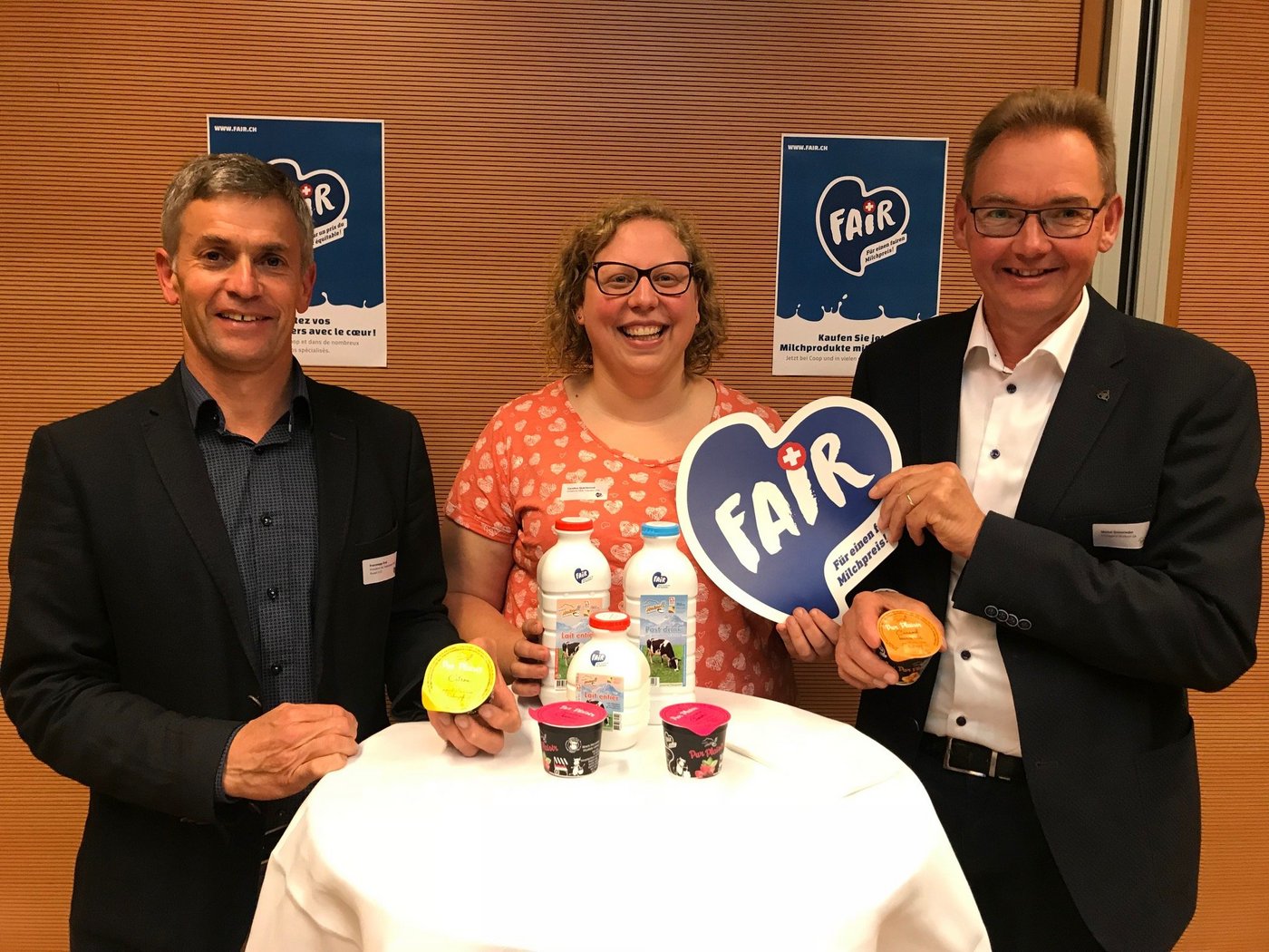 Die Produzenten Franzsepp Erni aus Ruswil LU und Caroline Quartenoud aus Treyvaux FR sowie Käser Michel Grossrieder aus Orsonnens FR präsentieren die ersten "Fair"-Produkte. (Bild akr)