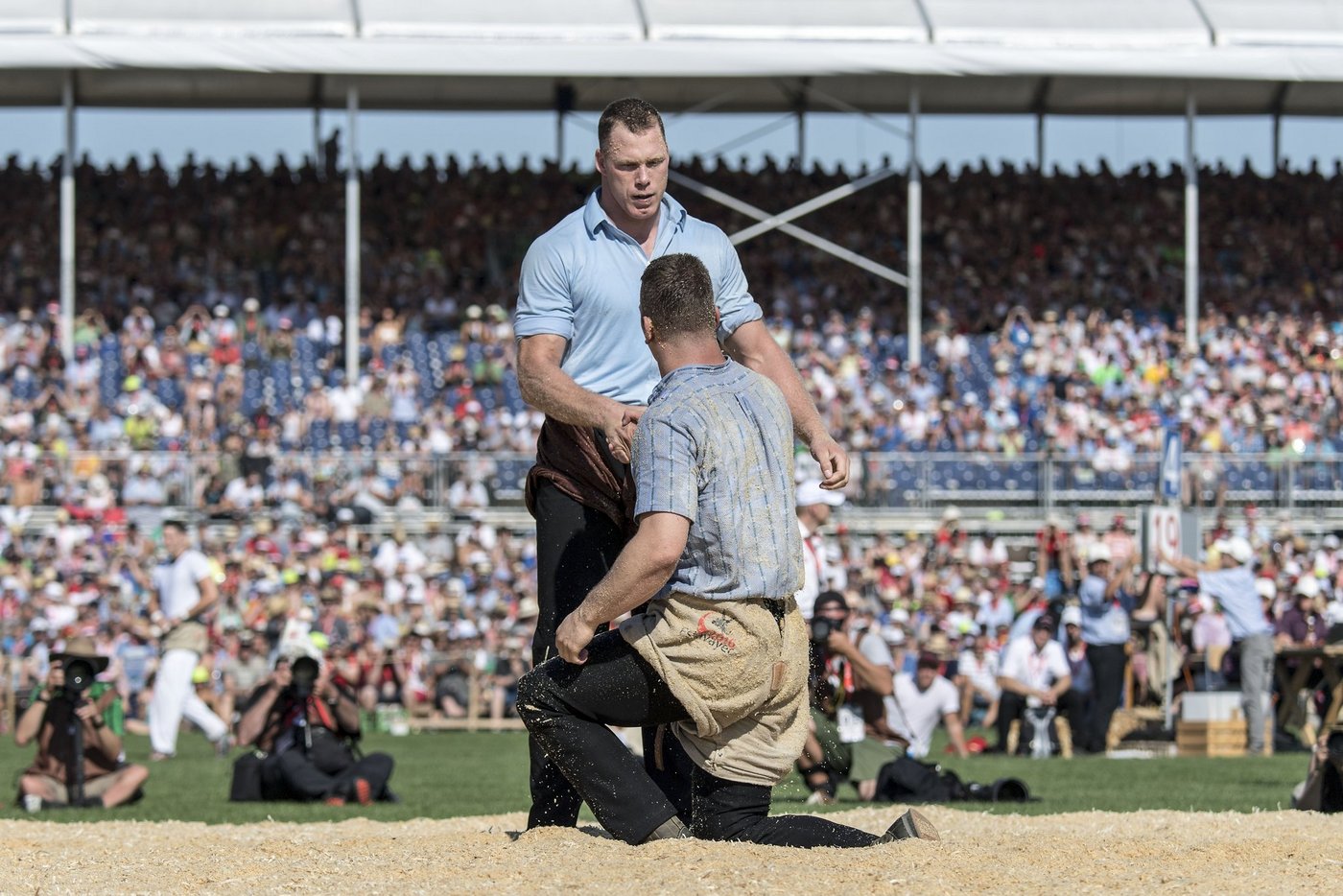 Matthias Sempach der Schwingerkönig 2013 besiegte Armon Orlik im 4. Gang. Er war der erfolgreichste Landwirt unter den Kranzern. (Bild Rolf Eicher, ESV)