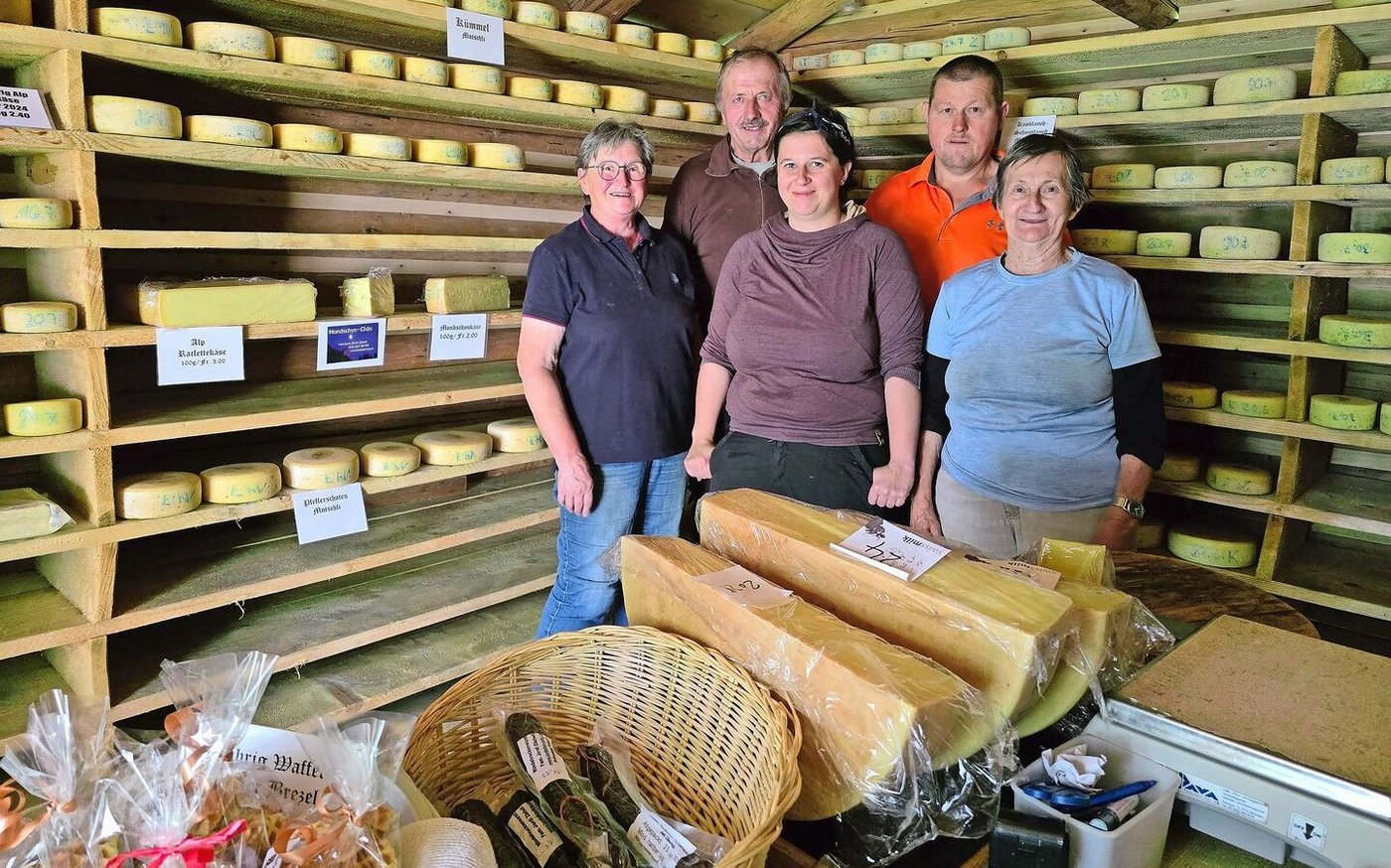 Das Team der Alp Imbrig (v. l. n. r.): Margrit und Ruedi Jordi, Regula Scheuner, Stefan Aeschlimann und Marie Koch sorgen für das Wohl der Gäste und Tiere sowie für einen vollen Käsekeller.
