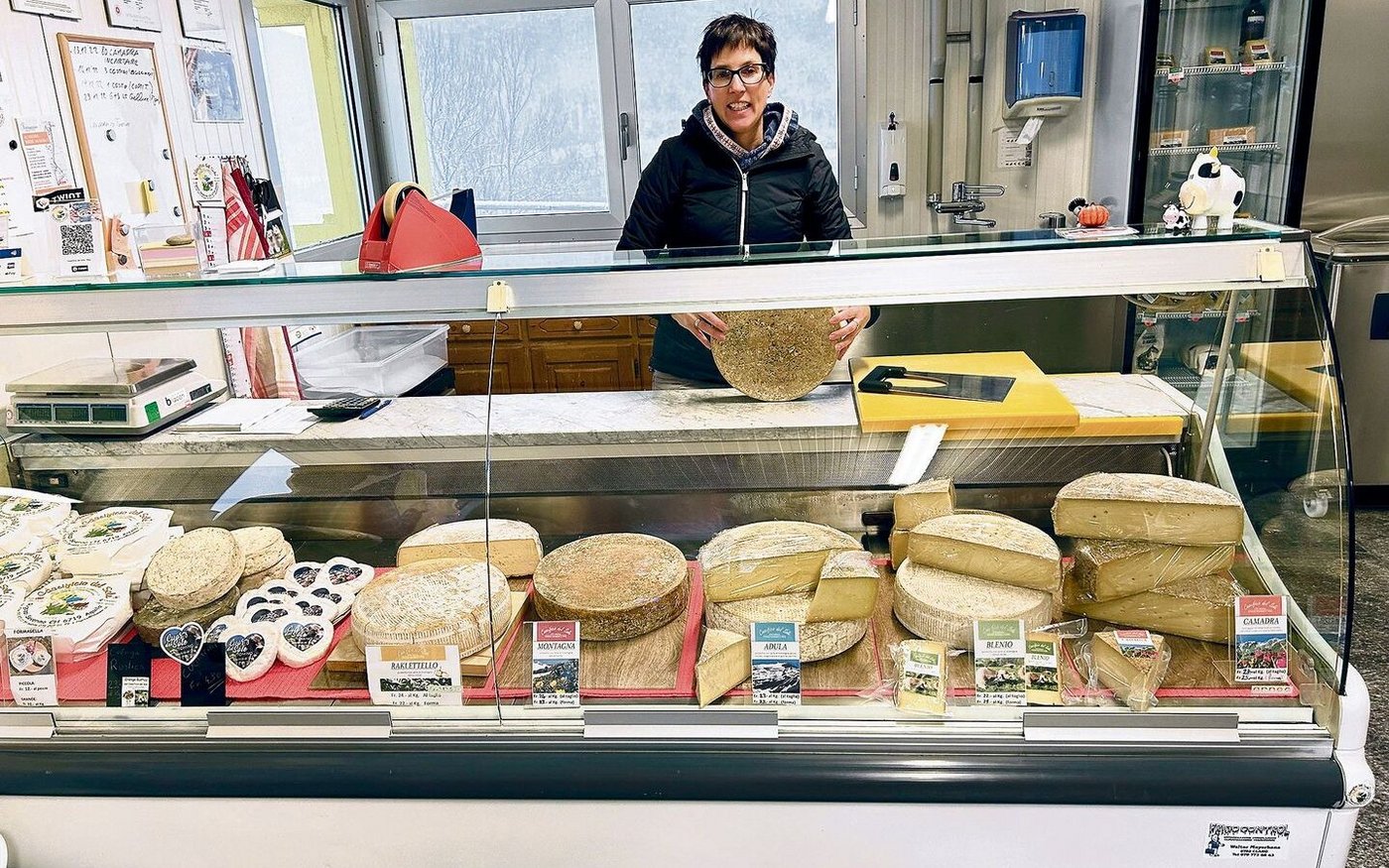 Nancy Rigozzi kümmert sich um die Käsetheke, Administration, Marketing und den Tessiner Tag der offenen Käsereien.