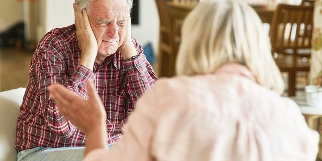 Jemanden beschimpfen und verhöhnen: Auch das ist häusliche Gewalt. Weitere Formen sind körperliche und sexuelle Gewalt.