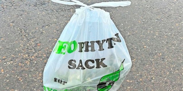 Der Neophytensack fasst 60 Liter und ist kostenlos bei den Gemeinden erhältlich.