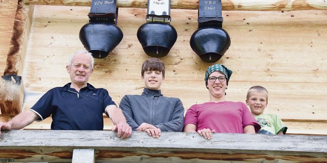 Kurt Mösching, Linus Matter, Monika Klötzli und Phil Mösching (v. l. n. r.) lieben das Älplerleben. (Bilder Peter Fankhauser)