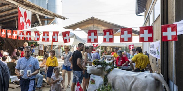 Gut gelaunt und verpflegt auf dem Bauernhof: Seit 27 Jahren ist der 1. August-Brunch ein Renner.  Viel Geld verdienen die Betriebe dabei nicht, wichtiger ist ihnen die Kontaktpflege. (Archivbild rae)