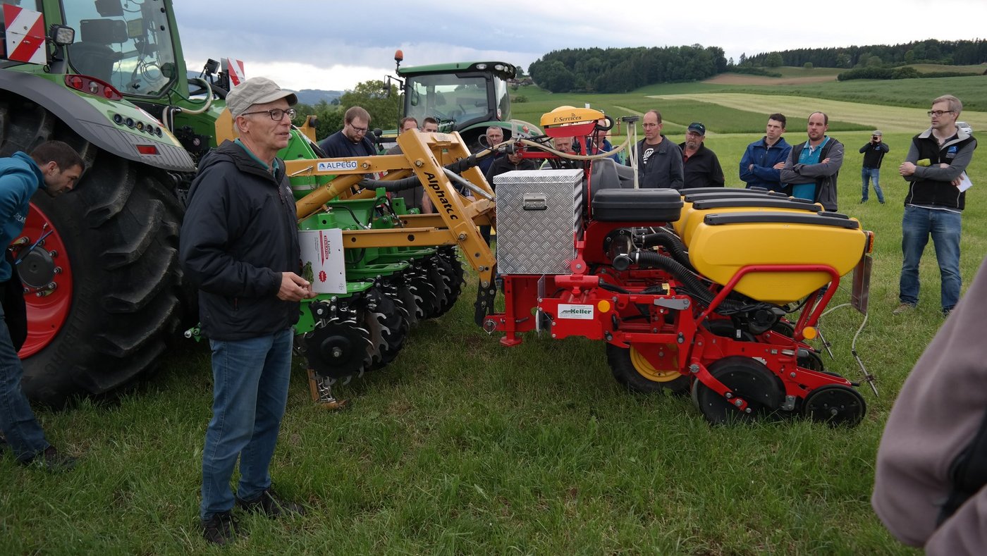 Berater Heinrich Hebeisen (l.) stellt die Strip-Till-Direktsaat-Maschine vor. Das Verfahren gefiel ihm besonders. (Bilder Josef Kottmann)