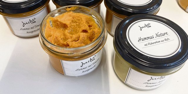Die Juckerfarm baut Kichererbsen an und stellt daraus Hummus her. Dieses Jahr fiel die Ernte allerdings wetterbedingt aus.