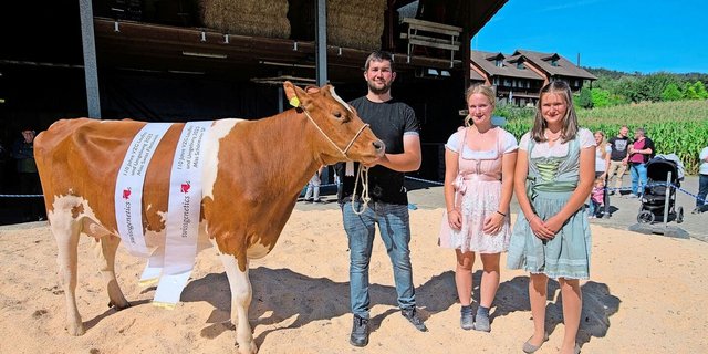 Miss Swiss Fleckvieh und Miss SF-Schöneuter wurde die eindrückliche Erstlingskuh Robin Kenya P aus dem Stall von Alban Hügli aus Brislach.