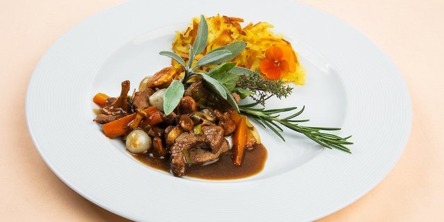 Schweinsgeschnetzeltes Jäger Art mit Rösti. (Bild SRF/ Ueli Christoffel)
