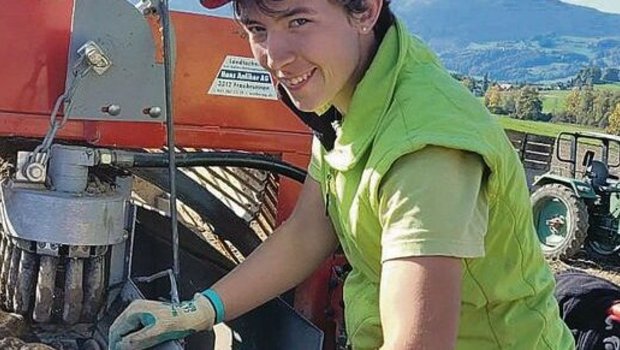 Barbara Schenk hilft bei der Kartoffelernte. «Es ist eine strenge Zeit, aber weil wir es gut haben, ‹fägts›».