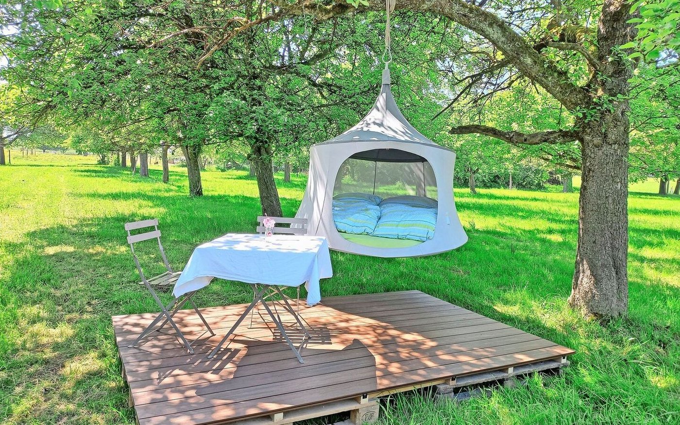 Seit zwei Wochen kann man bei Bettina Müller und Benjamin in einem schwebenden Zelt im Obsstgarten übernachten. Gut ist das Hängezelt mit einem Regenschutz ausgerüstet. 