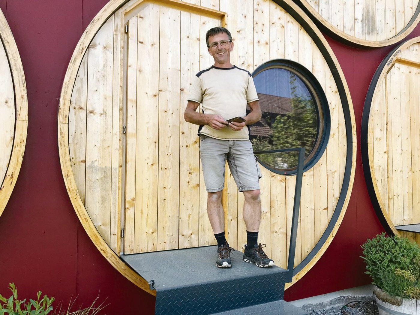 Im Hintergrund das Weinfasshotel: Andreas Rüedi ist zuversichtlich, dass aus dieser Saison noch etwas wird.(Bild Alexandra Stückelberger