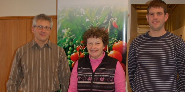 Der zurückgetretene Adrian Knuchel (rechts) wird von Andreas Bracher, Schweinezüchter aus Alchenstorf BE, ersetzt. In der Mitte Präsidentin Kathrin Schneider. (Bild dj)
