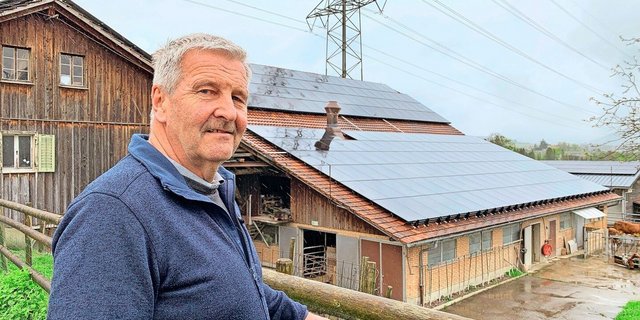 Auch auf dem Betrieb Stumpen hat Hans Baumgartner auf den Dächern der Gebäude PV-Anlagen montieren lassen, im Rahmen des Projekts der Buuregnossi Cham. 