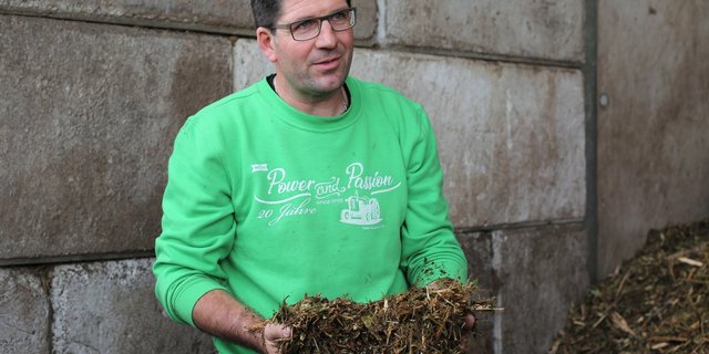 Rainer Bossert, Inhaber des Biomasse-Hofs, zeigt, wie das Grüngut nach einem Häckseldurchgang aussieht. Er beschäftigt insgesamt sechs Mitarbeiter. (Bilder lid/cn)