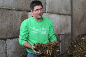 Die unbegründete Angst vor Kompost Rainer Bossert, Inhaber des Biomasse-Hofs, zeigt, wie das Grüngut nach einem Häckseldurchgang aussieht. Er beschäftigt insgesamt sechs Mitarbeiter. (Bilder lid/cn)