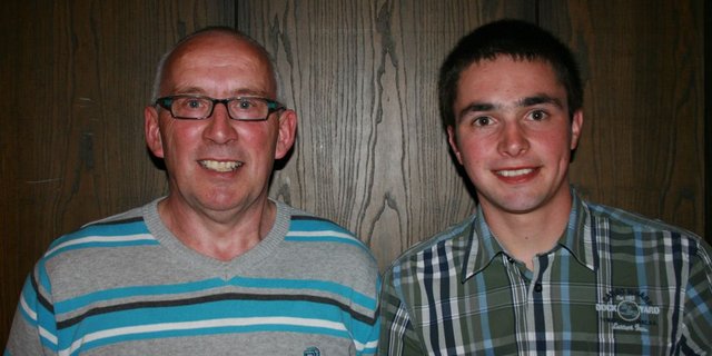 Pius Hitz (links) übergibt die Leitung der Auktion an Thomas Bader. (Bild Marie-Louise Hartmann)