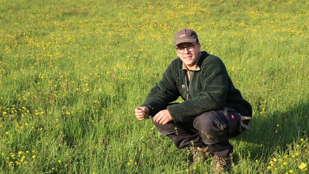 Luca Zgraggen bestimmt Gräser für sein Herbarium. Das kostete zuerst Überwindung, nun findet er die Arbeit entspannend. (Bild zVg)
