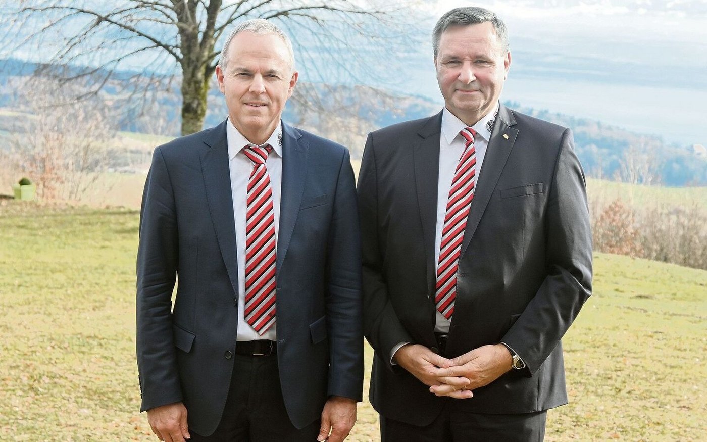 Gut gelaunt im Partnerlook: Direktor Roman Engeler (links) und Vorstandspräsident Werner Salzmann an der Delegiertenversammlung. 