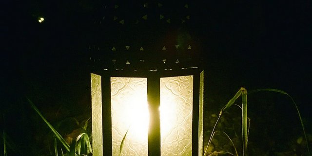 Eine Laterne im Dunkeln ist nicht nur wegen der Kerzenflamme warm. Sie heisst mich zu Hause willkommen und ist so auch ein Zeichen von Zuneigung.(Bild jsc)