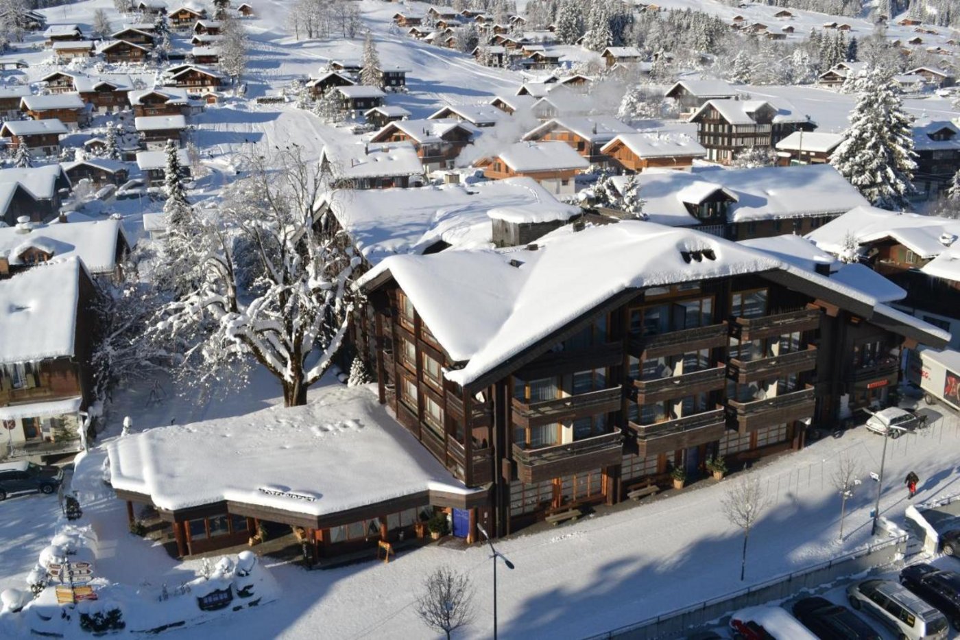 Das Hotel Kreuz liegt im Herzen der Lenk und bietet seinen Gästen eine Sauna und ein Hallenbad. (Bild zVg)
