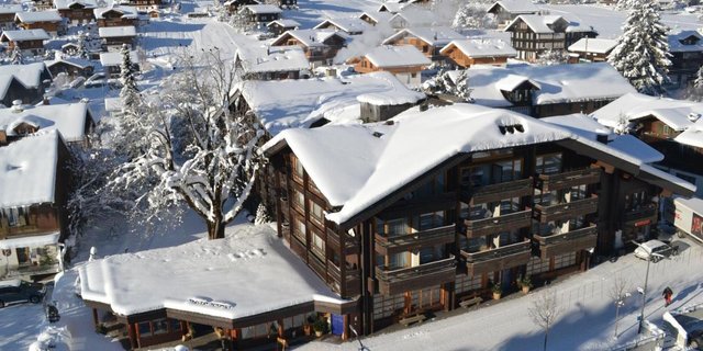 Das Hotel Kreuz liegt im Herzen der Lenk und bietet seinen Gästen eine Sauna und ein Hallenbad. (Bild zVg)