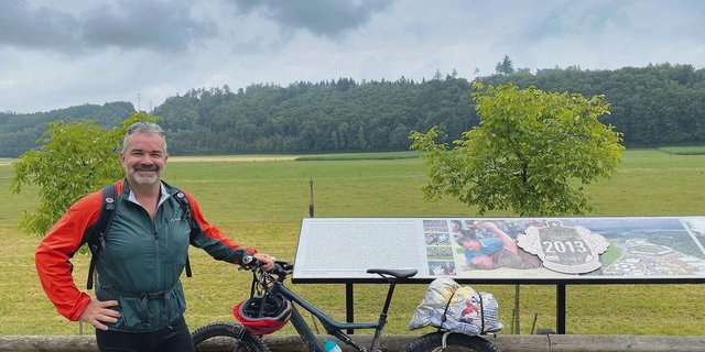 Koni Lustenberger und sein Bike vor dem ESAF-Gelände in Burgdorf. Kurz davor hat es noch geregnet. 