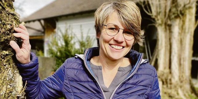 Esther Stricker ist in Mörschwil zu Hause, wo sie mit ihrem Mann einen Milchwirtschaftsbetrieb führt. (Bild Stricker)