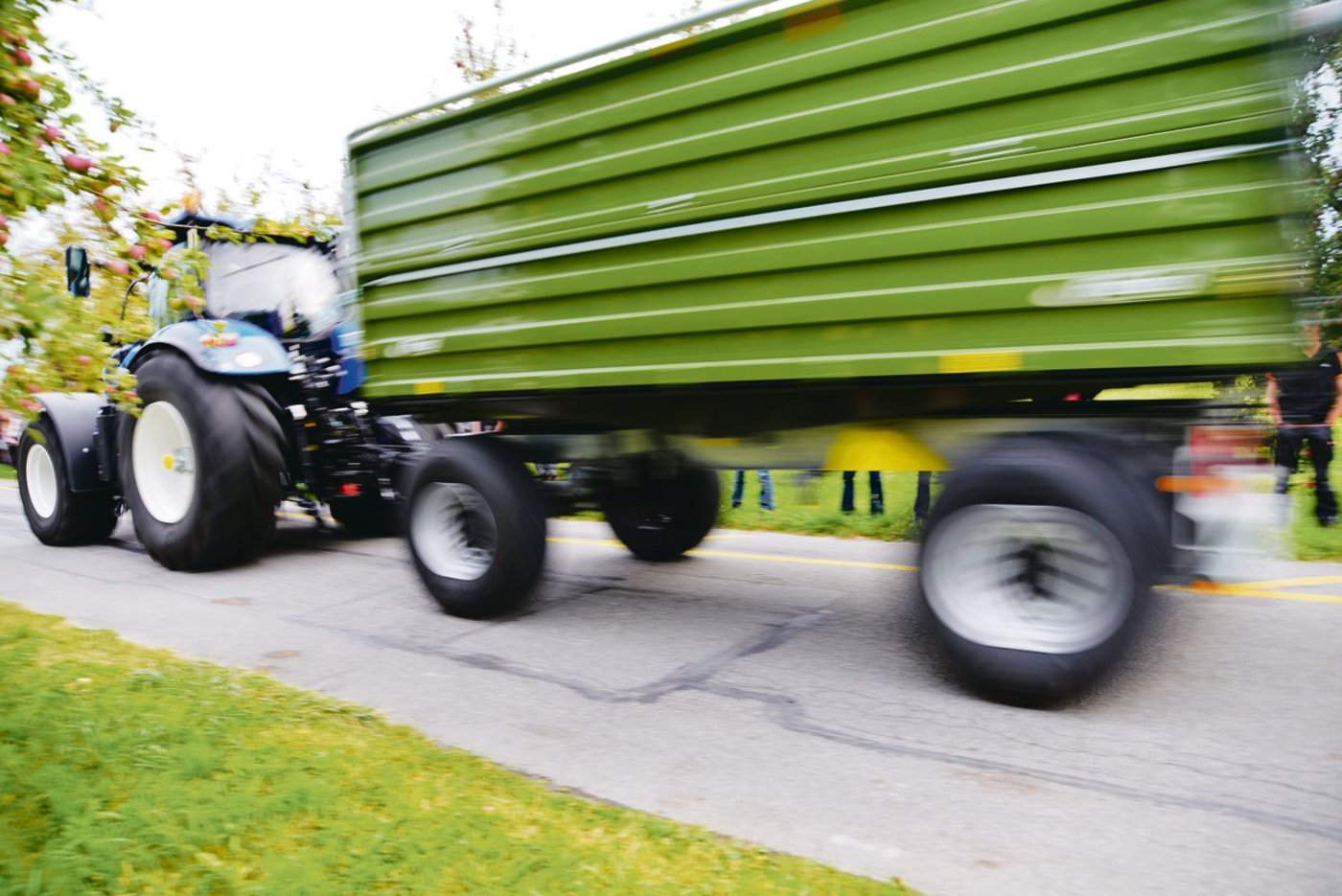 Die neuen Bremsvorschriften gelten nicht nur für Transportanhänger. Auch Ladewagen, Güllefässer usw. müssen diese erfüllen.(Bild Beat Schmid)