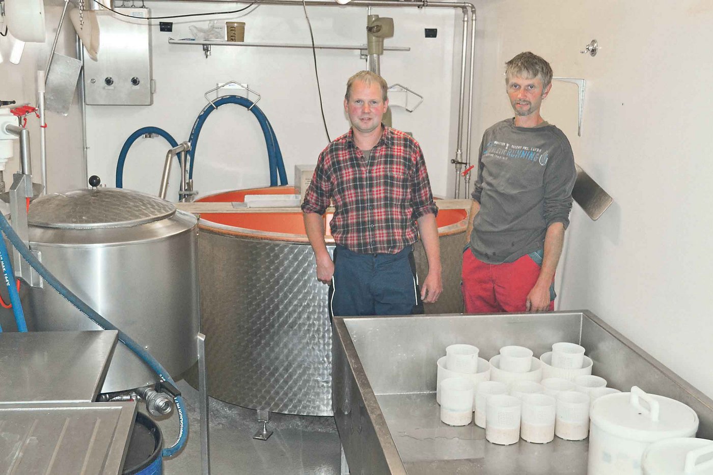 Andreas Imfeld (rechts) und sein Bruder Erwin in der fahrbaren Käserei auf der Alp Chrummbelbach. (Bild Paul Küchler)