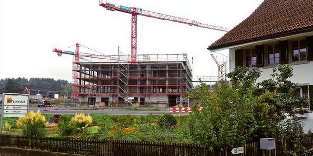 Der Neubau von der nahen Strasse aus gesehen.  (Bild BauZ)