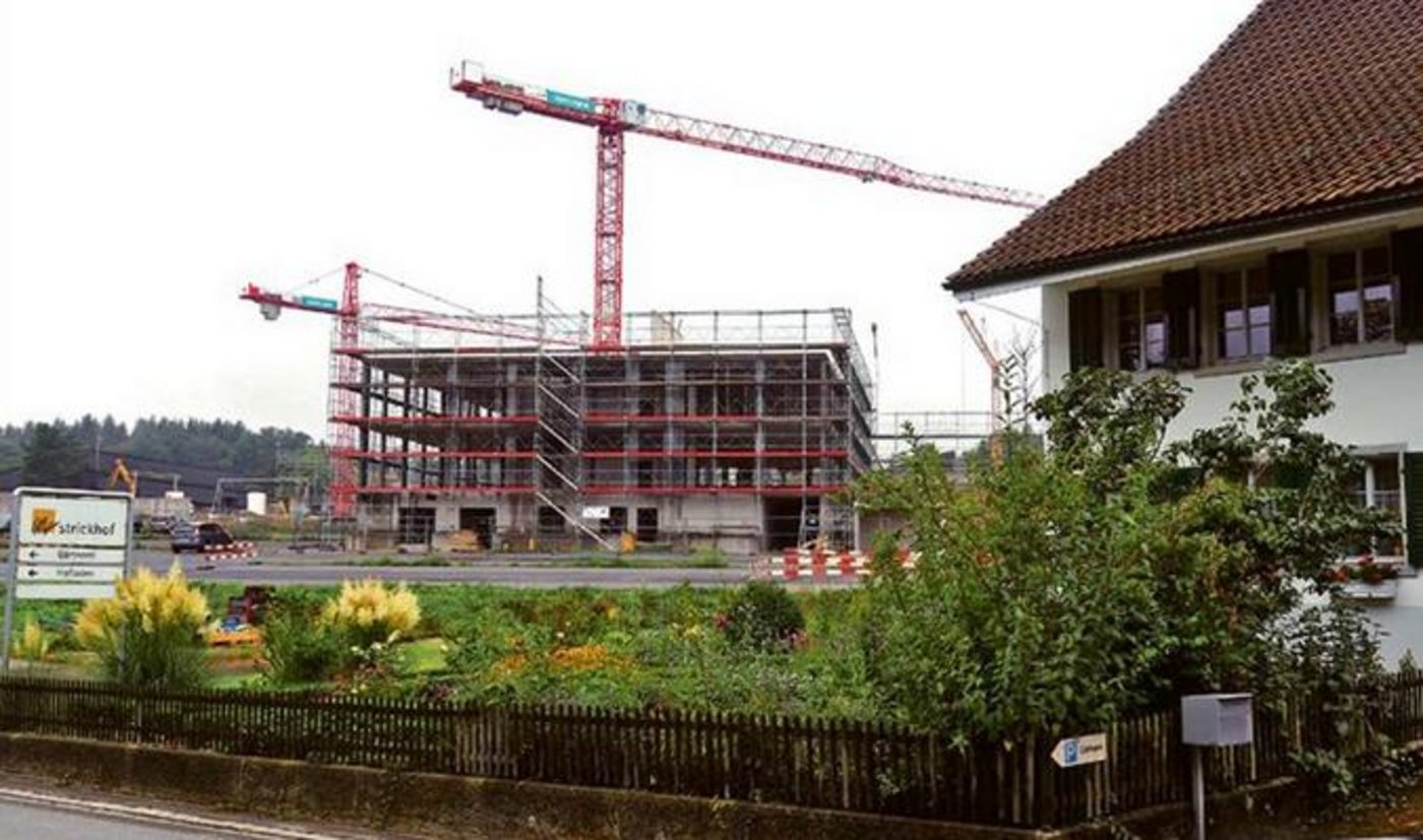 Der Neubau von der nahen Strasse aus gesehen.  (Bild BauZ)