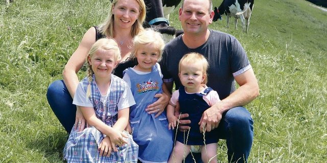 Angela und Markus Bieri mit ihren Töchtern Sarina, Ariane und Vanessa auf der Weide ihres Hofes Unteregg im Entlebuch. Sohn Silvan fehlt auf dem Foto.