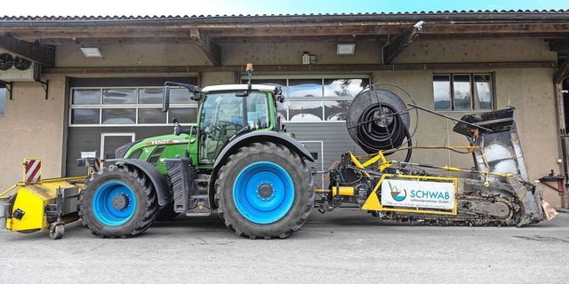 Das Spezielle sind nicht nur die blauen Felgen des Fendt, sondern die selbst umgebaute Grabenfräse. Sie kann einen zwei Meter tiefen Graben fräsen.