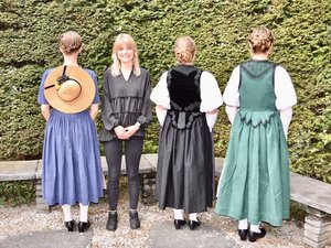 Tag der Tracht: Diese Haarpracht passt zur Tracht Cheyenne Michel (zweite von links) hat unseren Redaktionsmitarbeiterinnen Esther Thalmann, Lisa Dössegger und Eleonora Massini (v. l. n. r.) für den Tag der Tracht die Haare geflochten. Einmal von hinten... (Bild Jeanne Woodtli)