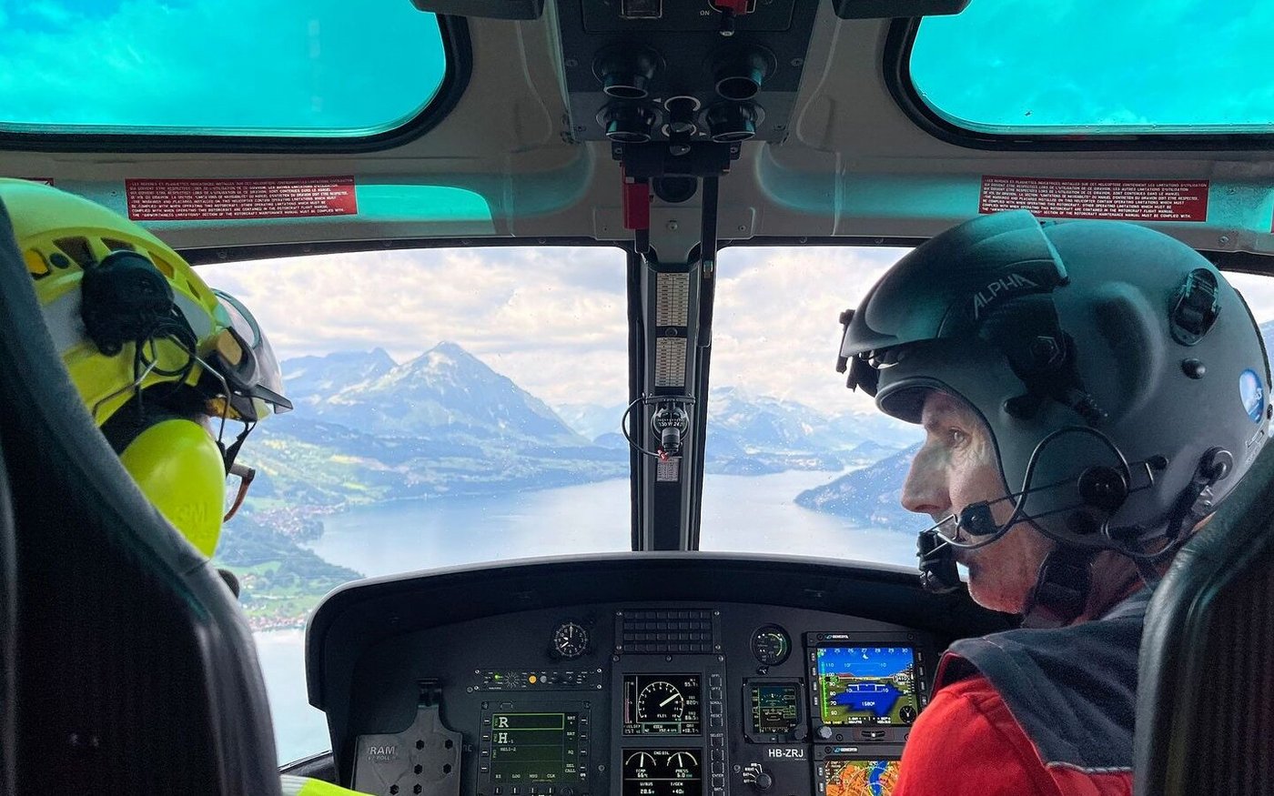 Grandiose Kulisse auf dem Flug in Richtung Simmental.  Rechts Rega-Pilot Bruno Bhend, links Mediensprecherin Karin Zahner. 