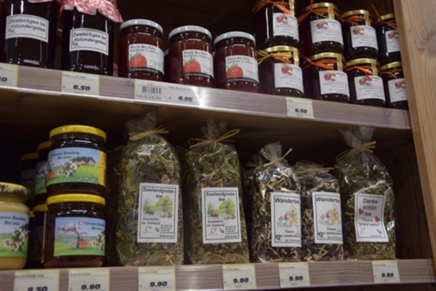 Die Produkte «Natürlich vom Hof» dürfen von der jeweiligen Landi nur in ihrem eigenen Wirtschaftsgebiet eingekauft werden. (Bild jw)