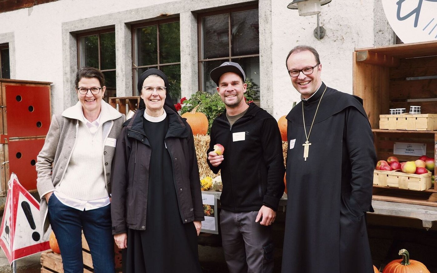 Sie wollen ein lebendiges Fahr: Verena Gysin, Leiterin Projekte und Verwaltung, Priorin Irene Gassmann, Andreas Benz, Leiter Landwirtschaftsbetrieb, Abt Urban Federer, Kloster Einsiedeln.