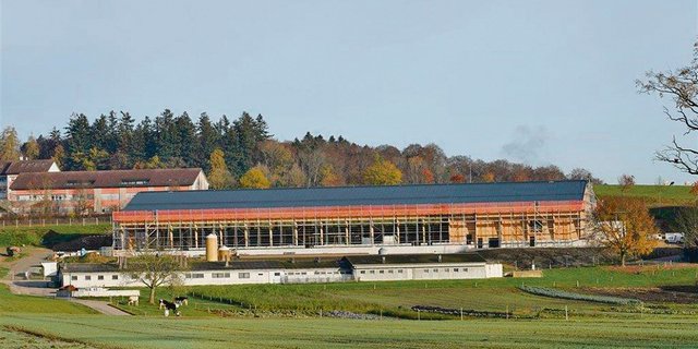 Der neue Schulbauernhof in Grangeneuve kommt jetzt viel teurer zu stehen. Bald sollen dort die Tiere einziehen.(Bild IAG Grangeneuve)