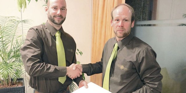 Beat Betschart aus Menzingen (r.) übergibt die Geschäftsführung an Randy Freimann aus Hünenberg. 